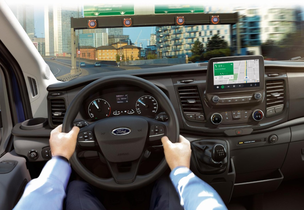 Ford Maverick Tremor Pessoa fechando a parte traseira da Ford Maverick Tremor